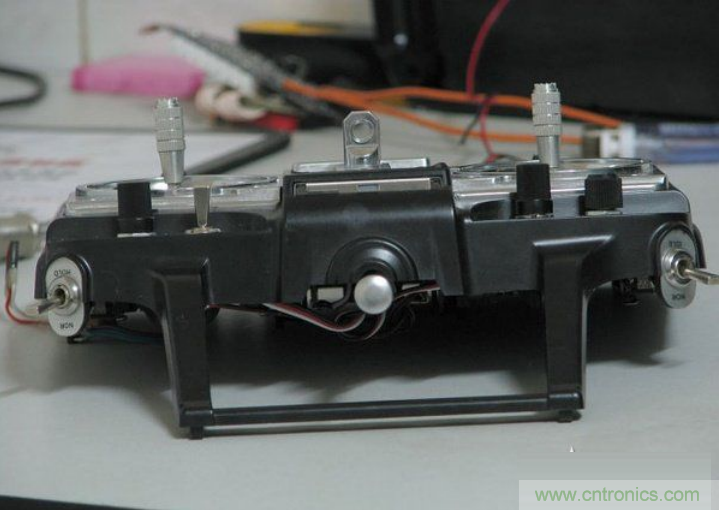 無人機 DIY 製作全過程，酷得不要不要的！