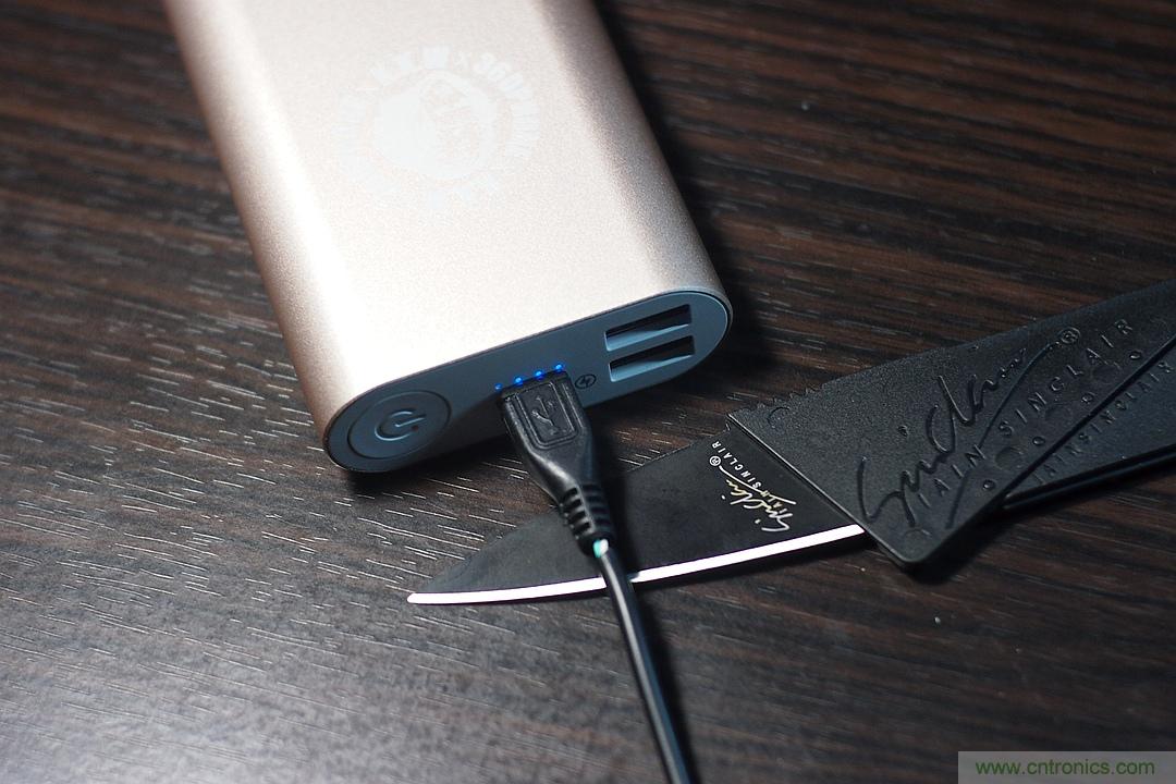 移動電源也玩雙引擎？快到你想象不到