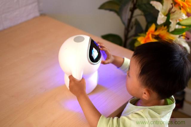 &ldquo;爸爸再不陪我，我就長大了&rdquo;&mdash;&mdash;小騰機器人