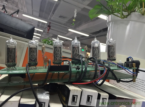 瘋狂技術男DIY了一個輝光時鍾