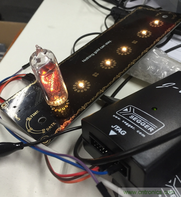 瘋狂技術男DIY了一個輝光時鍾