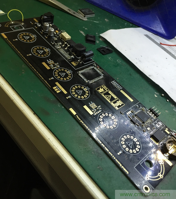 瘋狂技術男DIY了一個輝光時鍾