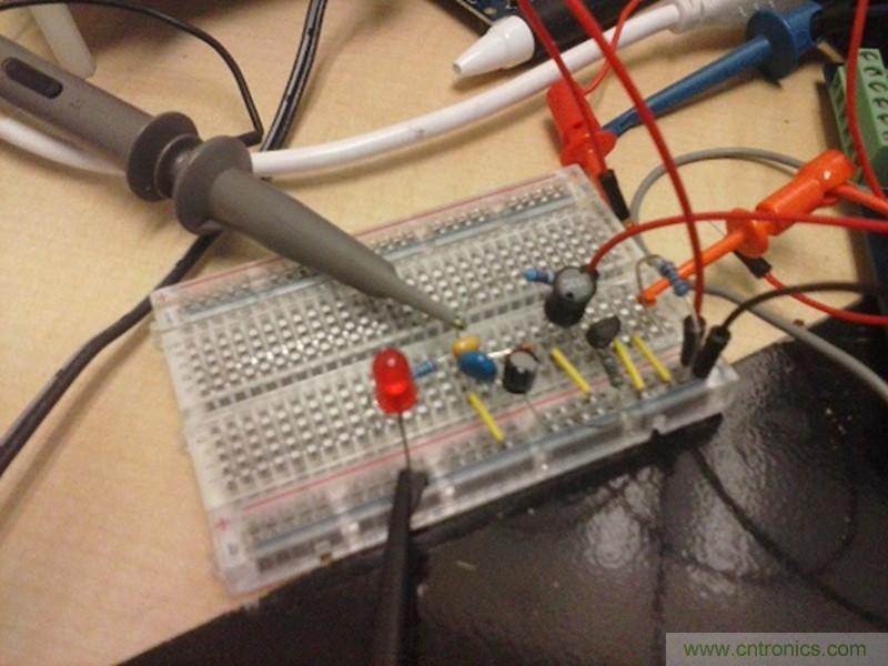 帶開關轉換器的8位MCU如何減少成本和電路板空間？