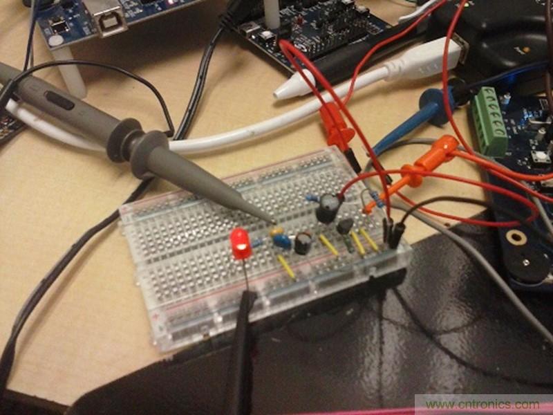 帶開關轉換器的8位MCU如何減少成本和電路板空間？