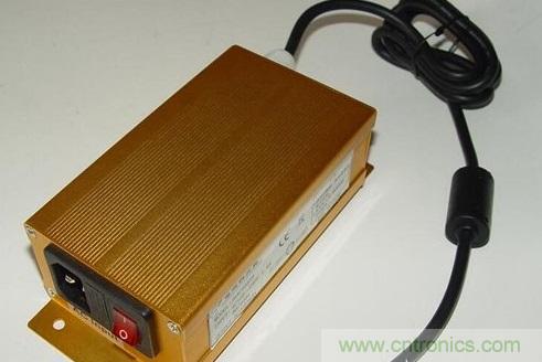 【導讀】本文總結出針對於LED電源EMC/EMI的主要幾個控製技術：電路措施、EMI濾波、元器件選擇、屏蔽和印製電路板抗幹擾設計等。如果能正確合理的對這些問題進行解決，就可順利通過3C認證。  在電路當中，EMC和EMI的問題是人們始終關心的話題。在LED電路中，對於EMC和EMI的要求同樣非常高。本文將為大家介紹LED產品設計當中關於解決EMI與EMC的解決方法，感興趣的朋友快來看一看吧。  　　要解決LED驅動電源的電磁幹擾問題，從硬件上可從以下幾個方麵入手：  　　減少開關電源本身的幹擾  　　軟開關技術，在原有的硬開關電路中增加電感和電容元件，利用電感和電容的諧振，降低開關過程中的du/dt和di/dt，使(shi)開(kai)關(guan)器(qi)件(jian)開(kai)通(tong)時(shi)電(dian)壓(ya)的(de)下(xia)降(jiang)先(xian)於(yu)電(dian)流(liu)的(de)上(shang)升(sheng)，或(huo)關(guan)斷(duan)時(shi)電(dian)流(liu)的(de)下(xia)降(jiang)先(xian)於(yu)電(dian)壓(ya)的(de)上(shang)升(sheng)，來(lai)消(xiao)除(chu)電(dian)壓(ya)和(he)電(dian)流(liu)的(de)重(zhong)疊(die)。開(kai)關(guan)頻(pin)率(lv)調(tiao)製(zhi)技(ji)術(shu)，通(tong)過(guo)調(tiao)製(zhi)開(kai)關(guan)頻(pin)率(lv)fc，把集中在fc及其諧波2fc、 3fc&hellip;上的能量分散到它們周圍的頻帶上，以降低各個頻點上的EMI幅值。元器件的選擇，選擇不易產生噪聲、不易傳導和輻射噪聲的元器件。通常特別值得注意的是，二極管和變壓器等繞組類元器件的選用。反向恢複電流小、恢複時間短的快速恢複二極管是開關電源高頻整流部分的理想器件。合理使用電磁幹擾濾波器，EMI濾波器的主要目的之一，電網噪聲是電磁幹擾的一種，它屬於射頻幹擾（RFI），其傳導噪聲的頻譜大致為10KHz~30MHz，最高可達 150MHz。  　　在一般情況下，差模幹擾幅度小，頻率低，所造成的幹擾較小;gongmoganraofududa，pinlvgao，haikeyitongguodaoxianchanshengfushe，suozaochengdeganraojiaoda。yuxueruochuandaoganrao，zuiyouxiaodefangfajiushizaikaiguandianyuanshuruheshuchudianluzhongjiazhuangdianciganraolvboqi。LED電源一般采用簡易式單級EMI濾波器，主要包括共模扼流圈和濾波電容。EMI濾波器能有效抑製開關電源適配器的電磁幹擾。 1 　　通過切斷幹擾信號的傳播途徑來減少電磁幹擾問題  　　第一種情況是電源線幹擾可以使用電源線濾波器濾除。一個合理有效的開關電源EMI濾波器應該對電源線上差模和共模幹擾都有較強的抑製作用。改善PCB板的電磁兼容性設計PCB是LED電源係統中電路元件和器件的支撐件，它提供電路元件和器件之間的電氣連接。隨著電子技術的飛速發展，PCB的密度越來越高。 PCB設計的好壞對LED電源係統的電磁兼容性影響很大。  　　實踐證實，即使電路原理圖設計正確，印刷電路板設計不當，也會對LED電源係統的可靠性產生不利影響。PCB抗幹擾設計主要包括PCB布局、布線及接地，其目的是減小PCB的電磁輻射和PCB上電路之間的串擾。還有，一般變壓器電磁幹擾引發的交流聲頻率一般為50HZ左右，而地線布線不當導致的交流聲，由於整流電路的倍頻作用頻率約為100HZ，仔細區分還是可以察覺的。因此，在設計印刷電路板的時候，應留意采用正確的方法，遵守PCB設計的一般原則，並應符合抗幹擾的設計要求。  　　主動大幅增強受幹擾體的抗幹擾能力  　　在LED電源係統中輸進/輸出也是幹擾源的傳導線，和接收射頻幹擾信號的拾檢源，我們設計時一般要采取有效的措施：采用必要的共模/差模抑製電路，同時也要采取一定的濾波和防電磁屏蔽措施以減小幹擾的進進。在條件許可的情況下盡可能采取各種隔離措施（如光電隔離或者磁電隔離），從而阻斷幹擾的傳播。防雷擊措施，室外使用的LED電源係統或從室外排擠引進室內的電源線、信號線，要考慮係統的防雷擊題目。常用的防雷擊器件有：氣體放電管、 TVS（Transient Voltage Suppression）等。氣體放電管是當電源的電壓大於某一數值時，通常為數十V或數百V，氣體擊穿放電，將電源線上強衝擊脈衝導進大地。TVS可以看成兩個並聯且方向相反的齊納二極管，當兩端電壓高於某一值時導通。其特點是可以瞬態通過數百乃上千A的電流。