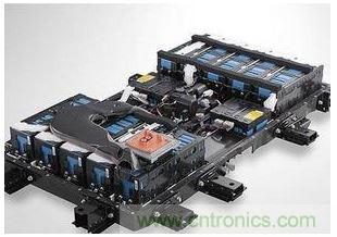 【導讀】電池管理係統（BMS）作為實時監控、自動均衡、智能充放電的電子部件，起到保障安全、延長壽命、估算剩餘電量等重要功能，通過一係列的管理和控製，保障電動汽車的正常運行。   據相關統計，2013年全球電池管理係統市場產值成長逾10%，2014年至2016年成長幅度將大幅躍升至25-35%。到2020年前，電動汽車將保持約15%~30%的年複合增長率，除了純電動汽車、插電式混合動力汽車和混合動力汽車的數量增長之外，新型的48V輕度混合動力係統也將顯著促進增長。鑒於此，電子發燒友采訪了美國力特公司（Littelfuse）中國區銷售總監查勇。  針(zhen)對(dui)當(dang)前(qian)市(shi)場(chang)，力(li)特(te)公(gong)司(si)中(zhong)國(guo)區(qu)銷(xiao)售(shou)總(zong)監(jian)查(zha)勇(yong)談(tan)到(dao)，當(dang)前(qian)基(ji)於(yu)低(di)或(huo)零(ling)排(pai)放(fang)而(er)改(gai)善(shan)空(kong)氣(qi)質(zhi)量(liang)的(de)需(xu)求(qiu)，對(dui)汽(qi)車(che)提(ti)出(chu)更(geng)高(gao)的(de)效(xiao)率(lv)要(yao)求(qiu)，隨(sui)著(zhe)整(zheng)個(ge)汽(qi)車(che)中(zhong)電(dian)負(fu)載(zai)的(de)增(zeng)加(jia)（如汽車動力的提升、多媒體用電等），要求高電壓供電以及更強大的供電係統。  目前電動汽車/混合動力汽車架構主要有四類：一是HEV（Hybrid），油、電混合動力，電池靠發動機充電；二是PEV（Plug-in），油、電混合，電池需外部充電；三是BEV（ Battery Electric Vehicle），純電池供電；四是化學燃料電池供電。查勇表示，當前油、電混合動力汽車占有的市場比例比較大，後期會慢慢往純電動轉型。   那麼，鋰離子電池有哪些優勢？  我們知道，電動汽車的供電係統是由若幹個鋰離子電池組成的。   鋰電池組是由一個個電池單元組成，每一個電池組大約有500~7000個單元，這對電池的管理與控製提出了更高的要求。   鋰(li)電(dian)池(chi)技(ji)術(shu)將(jiang)是(shi)任(ren)何(he)類(lei)型(xing)電(dian)動(dong)汽(qi)車(che)的(de)基(ji)礎(chu)。查(zha)勇(yong)表(biao)示(shi)，目(mu)前(qian)還(hai)在(zai)不(bu)斷(duan)改(gai)進(jin)之(zhi)中(zhong)，未(wei)來(lai)將(jiang)提(ti)供(gong)所(suo)需(xu)的(de)最(zui)佳(jia)成(cheng)本(ben)及(ji)功(gong)能(neng)性(xing)，對(dui)於(yu)成(cheng)本(ben)在(zai)未(wei)來(lai)幾(ji)年(nian)裏(li)預(yu)計(ji)將(jiang)降(jiang)低(di)四(si)分(fen)之(zhi)一(yi)到(dao)三(san)分(fen)之(zhi)一(yi)，而(er)能(neng)量(liang)密(mi)度(du)具(ju)有(you)相(xiang)同(tong)的(de)增(zeng)長(chang)幅(fu)度(du)。在(zai)上(shang)圖(tu)中(zhong)，鉛(qian)酸(suan)電(dian)池(chi)、鎳氫電池、鋰離子電池的比較表，可以看到鋰離子電池在功率密度和充電循環壽命上的優勢是其它無法替代的。    鋰電池係統存在哪些技術瓶頸？   對於鋰離子電池技術方麵，還有很多地方需要進一步完善，查勇談到主要有三點：  其(qi)一(yi)，充(chong)放(fang)電(dian)狀(zhuang)態(tai)。當(dang)充(chong)放(fang)電(dian)狀(zhuang)態(tai)在(zai)一(yi)定(ding)範(fan)圍(wei)內(nei)時(shi)電(dian)池(chi)才(cai)能(neng)安(an)全(quan)可(ke)靠(kao)地(di)運(yun)行(xing)，高(gao)放(fang)電(dian)和(he)過(guo)充(chong)電(dian)會(hui)降(jiang)低(di)鋰(li)離(li)子(zi)電(dian)池(chi)的(de)效(xiao)率(lv)和(he)壽(shou)命(ming)，理(li)想(xiang)的(de)荷(he)電(dian)狀(zhuang)態(tai)為(wei)最(zui)大(da)充(chong)電(dian)量(liang)的(de)20%至90%左右；  其二，安全電池工作電壓。保持電池電壓在最低2 V和最高4.2 V之間，過高的電池電壓會導致過多的電流流動，在最壞的情況下，短路會破壞電池；  其(qi)三(san)，熱(re)管(guan)理(li)。溫(wen)度(du)控(kong)製(zhi)尤(you)為(wei)重(zhong)要(yao)，因(yin)為(wei)過(guo)高(gao)的(de)溫(wen)度(du)可(ke)能(neng)會(hui)在(zai)負(fu)極(ji)過(guo)程(cheng)中(zhong)導(dao)致(zhi)一(yi)種(zhong)聯(lian)鎖(suo)反(fan)應(ying)，從(cong)而(er)導(dao)致(zhi)因(yin)可(ke)能(neng)的(de)電(dian)極(ji)短(duan)路(lu)以(yi)及(ji)可(ke)燃(ran)氣(qi)體(ti)從(cong)有(you)機(ji)溶(rong)劑(ji)（電解液）中除氣而發生危險情況。  要使電池工作在可靠和安全的狀態，就必須管理電池的充、放(fang)電(dian)狀(zhuang)態(tai)，及(ji)監(jian)管(guan)電(dian)池(chi)的(de)安(an)全(quan)工(gong)作(zuo)電(dian)壓(ya)，目(mu)前(qian)大(da)多(duo)采(cai)用(yong)的(de)是(shi)主(zhu)動(dong)均(jun)衡(heng)和(he)被(bei)動(dong)均(jun)衡(heng)技(ji)術(shu)。查(zha)勇(yong)補(bu)充(chong)到(dao)，對(dui)於(yu)保(bao)護(hu)器(qi)件(jian)保(bao)險(xian)絲(si)而(er)言(yan)，小(xiao)體(ti)積(ji)，高(gao)電(dian)壓(ya)仍(reng)是(shi)一(yi)個(ge)技(ji)術(shu)難(nan)點(dian)。  安全性方麵該如何把控？  鋰離子電池需要通過電池管理係統進行仔細監測和調節，對電池管理係統本身進行保護是保證這一重要的係統在所有情況下（組裝、保養、正常操作）安全可靠。    在zai短duan路lu情qing況kuang下xia，會hui在zai電dian力li線xian上shang引yin起qi強qiang大da的de電dian流liu。查zha勇yong表biao示shi，針zhen對dui這zhe樣yang的de情qing況kuang，推tui薦jian使shi用yong具ju有you較jiao高gao分fen斷duan能neng力li的de保bao險xian絲si的de合he適shi的de熔rong斷duan技ji術shu，如ru力li特te公gong司si的de0HEV係(xi)列(lie)。電(dian)池(chi)管(guan)理(li)係(xi)統(tong)通(tong)常(chang)通(tong)過(guo)高(gao)阻(zu)抗(kang)感(gan)應(ying)線(xian)連(lian)接(jie)，因(yin)此(ci)短(duan)路(lu)電(dian)流(liu)會(hui)顯(xian)著(zhu)降(jiang)低(di)，允(yun)許(xu)使(shi)用(yong)電(dian)子(zi)保(bao)險(xian)絲(si)，電(dian)當(dang)然(ran)壓(ya)高(gao)低(di)要(yao)求(qiu)取(qu)決(jue)於(yu)電(dian)池(chi)結(jie)構(gou)。   針對電池保護，力特保險絲和TVS二極管保護具有很大的優勢：   1） 作為全球保護器件的領導者，力特提供全係列的保護器件，包括Fuse、PPTC TVS Diode、TVS Diode Array，同時提供不同的保護方案；  2） 所有器件滿足AEC-Q101和AEC-Q200汽車認證；  3） LAB 能針對客戶提供多樣的測試需求。   查勇指出，隨著越來越多的汽車應用（如電池傳感器線路保護）依賴電子保險絲，在目前汽車中使用的電子保險絲沒有定義官方標準的情況下，力特根據 AEC-Q200 準則製定了一項測試計劃，對保險絲在汽車應用的適用性和可靠性進行測試，這項測試計劃包含18項測試，例如1000小時高溫高濕測試、1000循環溫度衝擊測試、特殊機械衝擊及振動測試等，所用的樣本量也有更加嚴格的要求。&ldquo;隻(zhi)是(shi)一(yi)次(ci)測(ce)試(shi)做(zuo)到(dao)了(le)還(hai)不(bu)夠(gou)，如(ru)何(he)保(bao)證(zheng)每(mei)批(pi)貨(huo)都(dou)通(tong)過(guo)這(zhe)個(ge)測(ce)試(shi)？整(zheng)個(ge)質(zhi)量(liang)控(kong)製(zhi)體(ti)係(xi)才(cai)能(neng)保(bao)證(zheng)高(gao)品(pin)質(zhi)的(de)一(yi)致(zhi)性(xing)和(he)持(chi)續(xu)性(xing)，這(zhe)是(shi)某(mou)些(xie)廠(chang)商(shang)所(suo)不(bu)具(ju)備(bei)的(de)，需(xu)要(yao)特(te)別(bie)注(zhu)意(yi)。&rdquo;   另外，力特不斷在汽車應用電子保險絲的合格範圍內提供更多的產品。對於直流濾波電容和IGBT的保護，過去使用的是齊納二極管，但是它們無法提供與 TVS 二極管相同的優勢，如快速響應、更高的浪湧能力和更高的可靠性。   比如，車載充電器通過CAN 總線與其他係統進行通信，在密集的汽車環境中，CAN 線路會遭受ESD或其他汽車係統通過耦合或傳導而引起的其他瞬變所導致的過電壓應力。對此，查勇表示，針對CAN總線開發出了專用的保護器件，SM24CANA和SM24CANB. 其不僅具有ESD能力，還有一定的抗浪湧能力，同樣也滿足AEC-Q101汽車認證。  不難發現，鋰電池係統是由若幹單節電池組成的，架構都比較複雜，是整個係統能否可靠工作的關鍵所在，也極易受到靜電、開關功率負載、感應浪湧、過負載、短路等過電流和過電壓得威脅，因此精心選擇和正確放置保護元器件進行過電壓和短路保護尤為重要。  最後，查勇表示，大力發展新能源汽車已成為各國共識，世界主要國家如美國、中國、日本、德國、韓國、英(ying)國(guo)等(deng)都(dou)紛(fen)紛(fen)建(jian)立(li)了(le)自(zi)己(ji)宏(hong)偉(wei)的(de)新(xin)能(neng)源(yuan)汽(qi)車(che)產(chan)業(ye)規(gui)劃(hua)。新(xin)能(neng)源(yuan)汽(qi)車(che)的(de)安(an)全(quan)性(xing)問(wen)題(ti)，一(yi)直(zhi)是(shi)汽(qi)車(che)產(chan)業(ye)的(de)重(zhong)點(dian)工(gong)作(zuo)之(zhi)一(yi)，在(zai)展(zhan)望(wang)新(xin)能(neng)源(yuan)汽(qi)車(che)快(kuai)速(su)發(fa)展(zhan)的(de)同(tong)時(shi)，我(wo)們(men)須(xu)認(ren)識(shi)到(dao)，穩(wen)定(ding)、高效、安全、可靠的電池管理係統產品，是保障電動汽車的正常運行的關鍵，隻有這樣新能源汽車才能擁有可持續發展的未來。