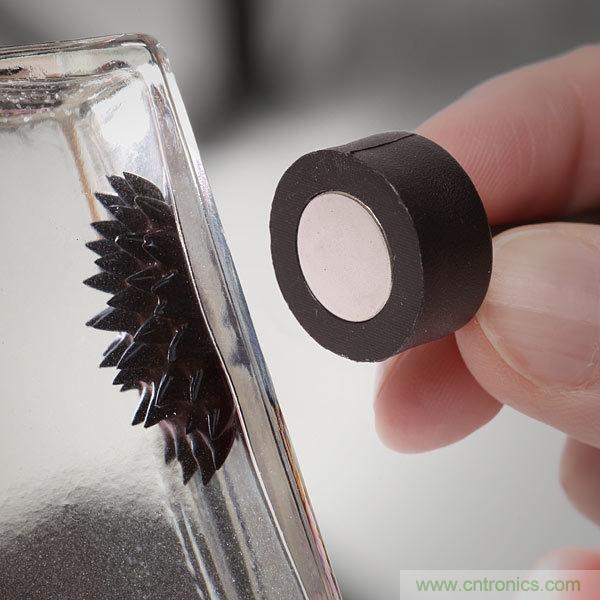 藝術源於生活，用生活中的物件也能製作磁流體