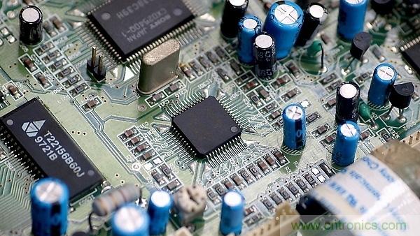 如何通過元件擺放來改善電路板的EMI？