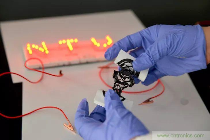 可穿戴技術新突破：形狀可定製的織物超級電容