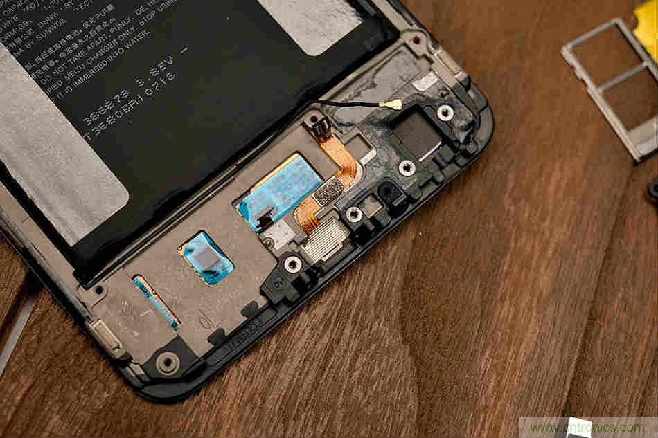 拆解魅族15 Plus：玩轉了新概念，但其工藝究竟如何？