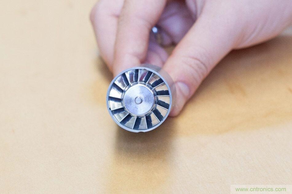 拆解戴森吹風機：近三千元的價格貴在哪？