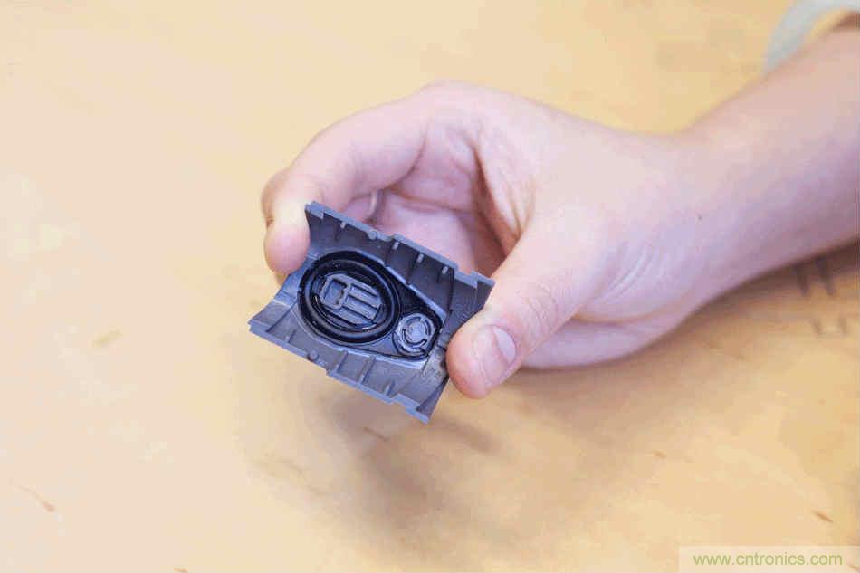 拆解戴森吹風機：近三千元的價格貴在哪？