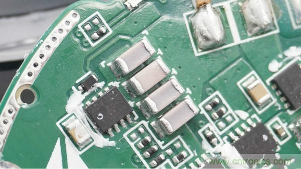 拆解華為保時捷設計快充無線充電器：憑啥能賣699？