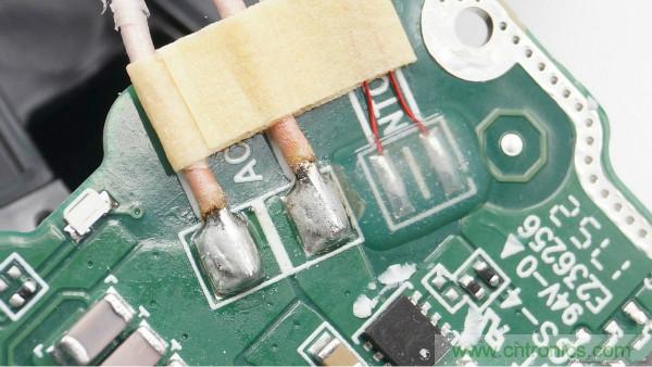 拆解華為保時捷設計快充無線充電器：憑啥能賣699？