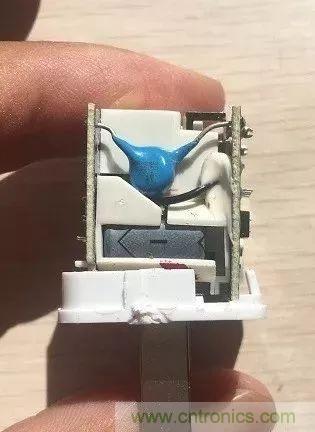 拆了個電容之後，我的iPhone也會自動訂房了