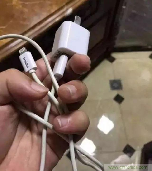 拆了個電容之後，我的iPhone也會自動訂房了