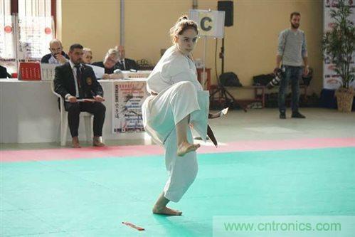 工程師將智能高科技編入時尚服裝，以幫助抑製青少年肥胖症