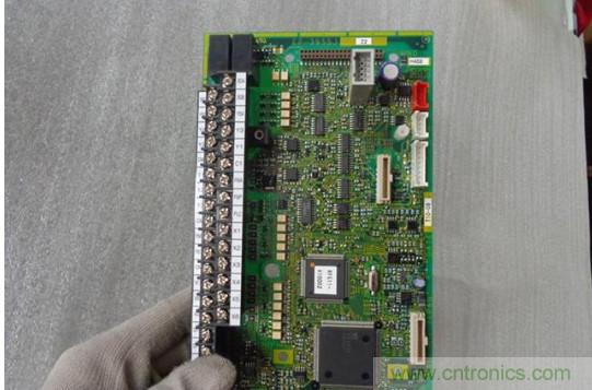 變頻器的輸出頻率調高，那麼輸出電壓將如何提高？