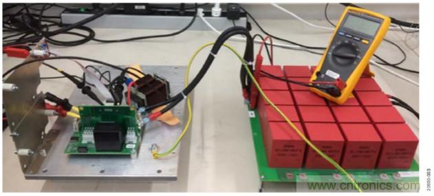 如何用隔離式柵極驅動器和LT3999 DC/DC轉換器驅動1200 V SiC電源模塊？