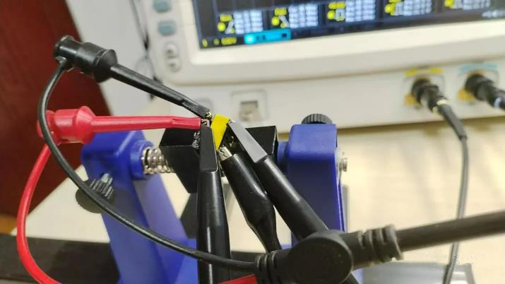 如何利用示波器快速判斷變壓器的同名端和異名端？