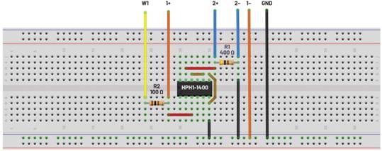   材料  ► ADALM2000主動學習模塊 ► 無焊試驗板和跳線套件 ► 一台HPH1-1400L 6繞組變壓器 ► 一台HPH1-0190L 6繞組變壓器 ► 兩個100 Ω電阻  說明  在無焊試驗板上構建圖2所示的電路。需要使用此設置來測量初級/次級匝數比為1:1的(de)三(san)種(zhong)不(bu)同(tong)配(pei)置(zhi)下(xia)，兩(liang)個(ge)變(bian)壓(ya)器(qi)型(xing)號(hao)各(ge)自(zi)的(de)頻(pin)率(lv)響(xiang)應(ying)。兩(liang)個(ge)紅(hong)色(se)箭(jian)頭(tou)表(biao)示(shi)在(zai)初(chu)級(ji)和(he)次(ci)級(ji)使(shi)用(yong)同(tong)一(yi)個(ge)線(xian)圈(quan)的(de)配(pei)置(zhi)中(zhong)連(lian)接(jie)源(yuan)電(dian)阻(zu)和(he)負(fu)載(zai)電(dian)阻(zu)的(de)位(wei)置(zhi)。藍(lan)色(se)箭(jian)頭(tou)對(dui)應(ying)的(de)是(shi)在(zai)初(chu)級(ji)和(he)次(ci)級(ji)使(shi)用(yong)兩(liang)個(ge)串(chuan)聯(lian)線(xian)圈(quan)的(de)配(pei)置(zhi)。綠(lv)色(se)箭(jian)頭(tou)對(dui)應(ying)的(de)是(shi)在(zai)初(chu)級(ji)和(he)次(ci)級(ji)使(shi)用(yong)三(san)個(ge)串(chuan)聯(lian)線(xian)圈(quan)的(de)配(pei)置(zhi)。